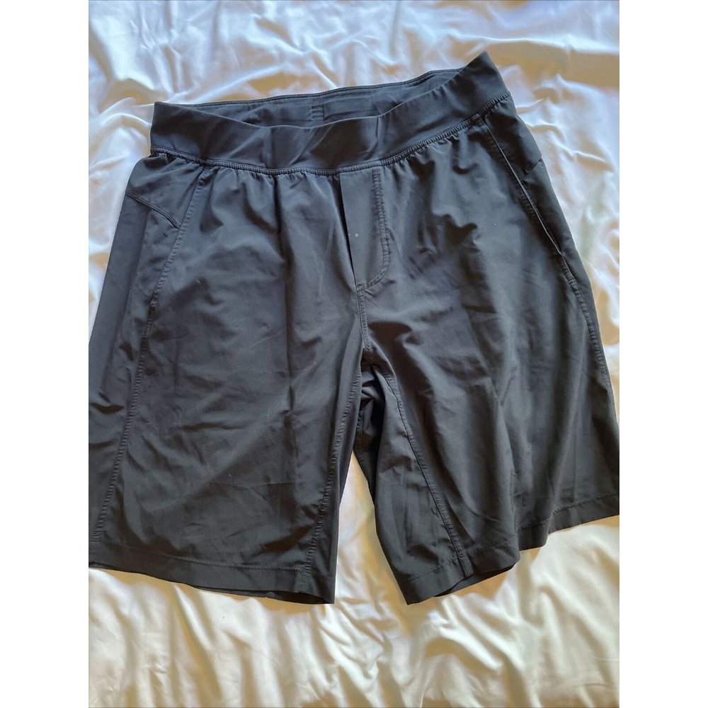 Mens Black Lululemon 11” Inseam Size XL Linerless